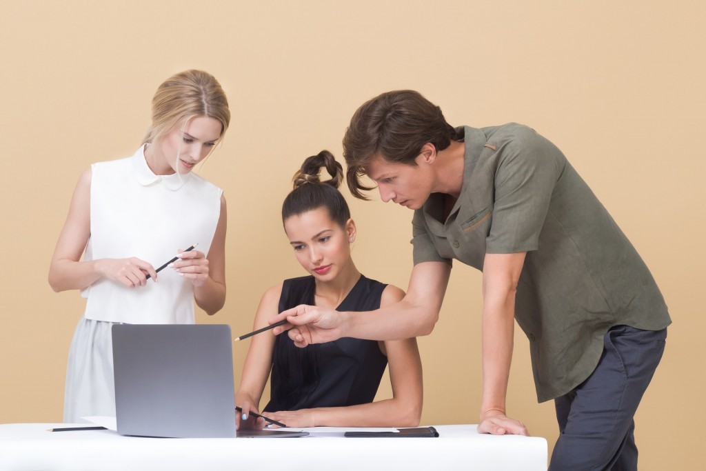 two-woman-and-one-man-looking-at-the-laptop-1036641-moose-pexels